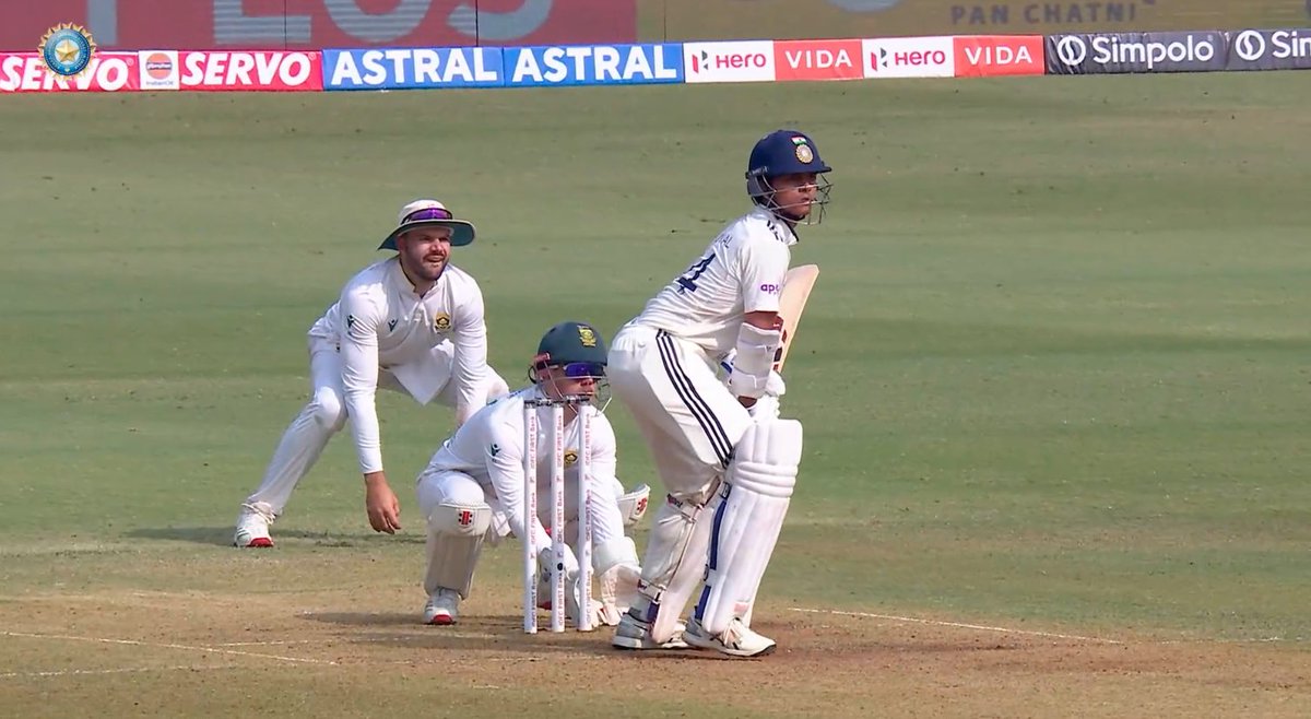 apravint's tweet image. Fifty up for India! 🇮🇳 50/0 in 18.5 overs with Yashasvi Jaiswal (36*) and KL Rahul (13*) unbeaten. Confident start against South Africa in Guwahati—openers looking composed and focused! 🏏 #INDvSA #TestCricket #LiveScore