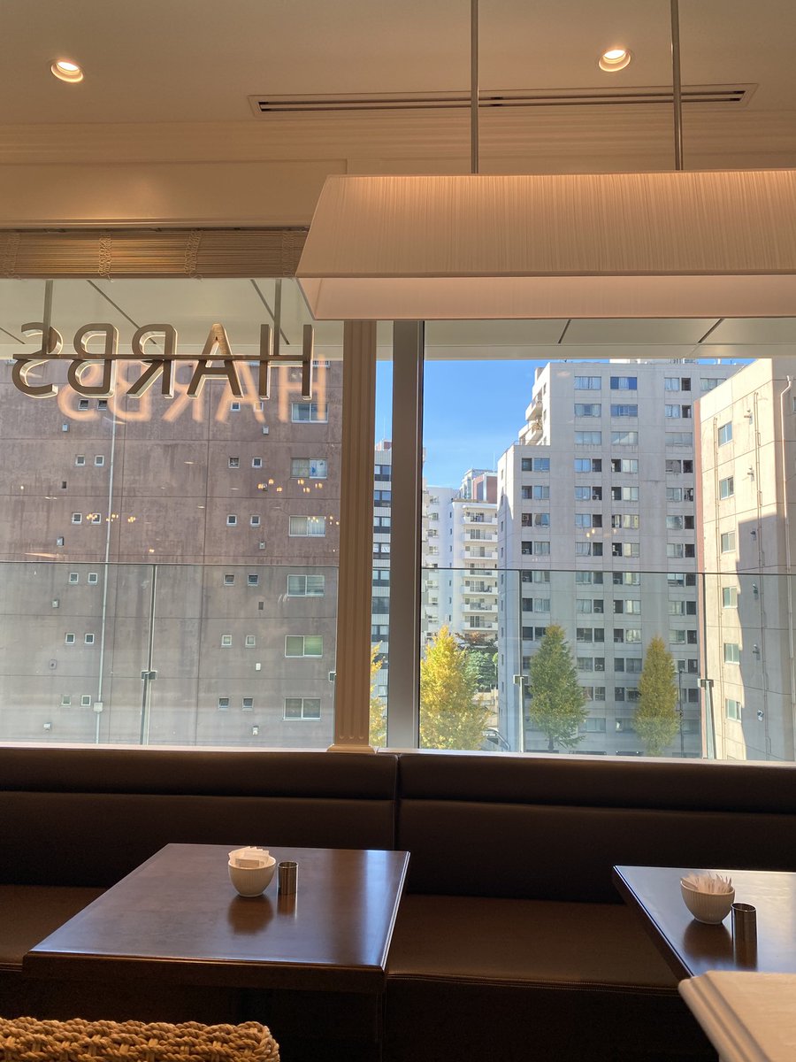 yukusue000's tweet image. ニュウマン高輪のハーブス、待ち0で即入れるの何故なの…？気づかれてない説？