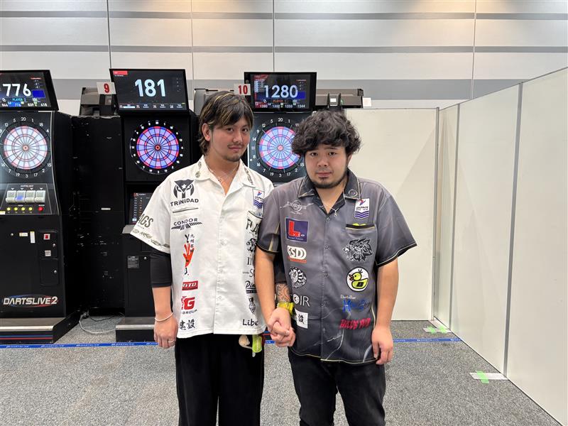 JapanProDarts's tweet photo. 【JAPAN DOUBLES 2025 大阪】
ロビン通過者紹介 1/3

ブロック3-1位：山百選手・古田選手ペア
ブロック3-2位：山形選手・金子選手ペア
ブロック4-1位：山田選手・浅田選手ペア
ブロック4-2位：金澤選手・髙橋選手ペア

試合結果はこちらから
https://t.co/EVHFAG4F4G https://t.co/S6ZJuLyX96