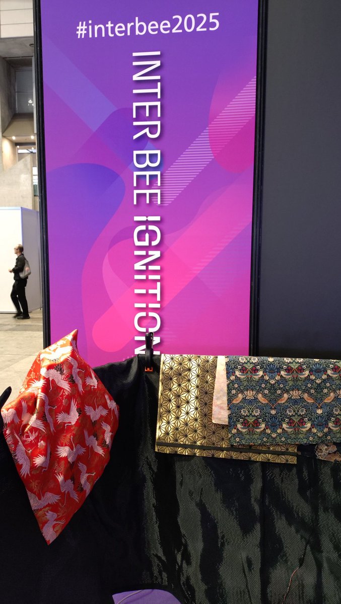 maya82661682's tweet image. interBEE 2025
大きなシート状のスピーカー！
新たなエンタメの予感！！
静電容量型方式🧐
50Vバイアスらしいです🙀
音圧十分…🥰
臨場感も…🩷
高音がとてもクリア〜🥳💃💞

従来スピーカは
800〜1000V🧑‍🔧
ヘッドフォン🎧️でも
500V🧑‍🔧
なので……👏👏👏