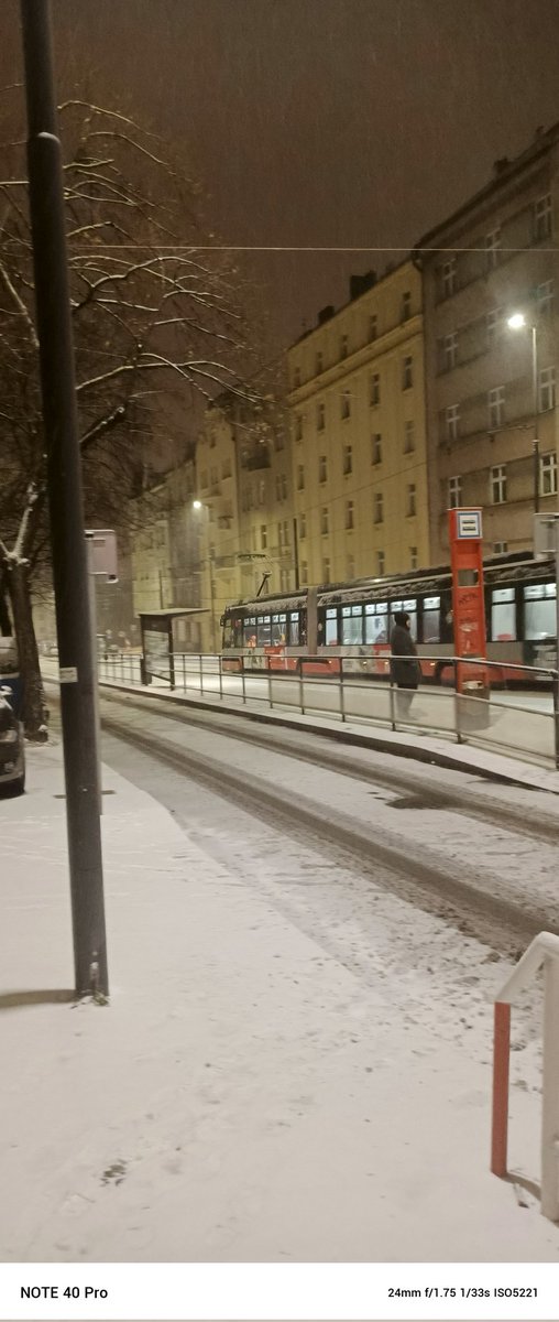 kyrjiri's tweet photo. Dobré ráno všem, přátelé. 😉V Praze napadly dva milimetry sněhu, ❄️ silničáři opětovně nezvládají, pozor, alespoň Palouček klouže.⛸️
#chodec
#dobrerano
#dobre_rano https://t.co/hycri7lKEw