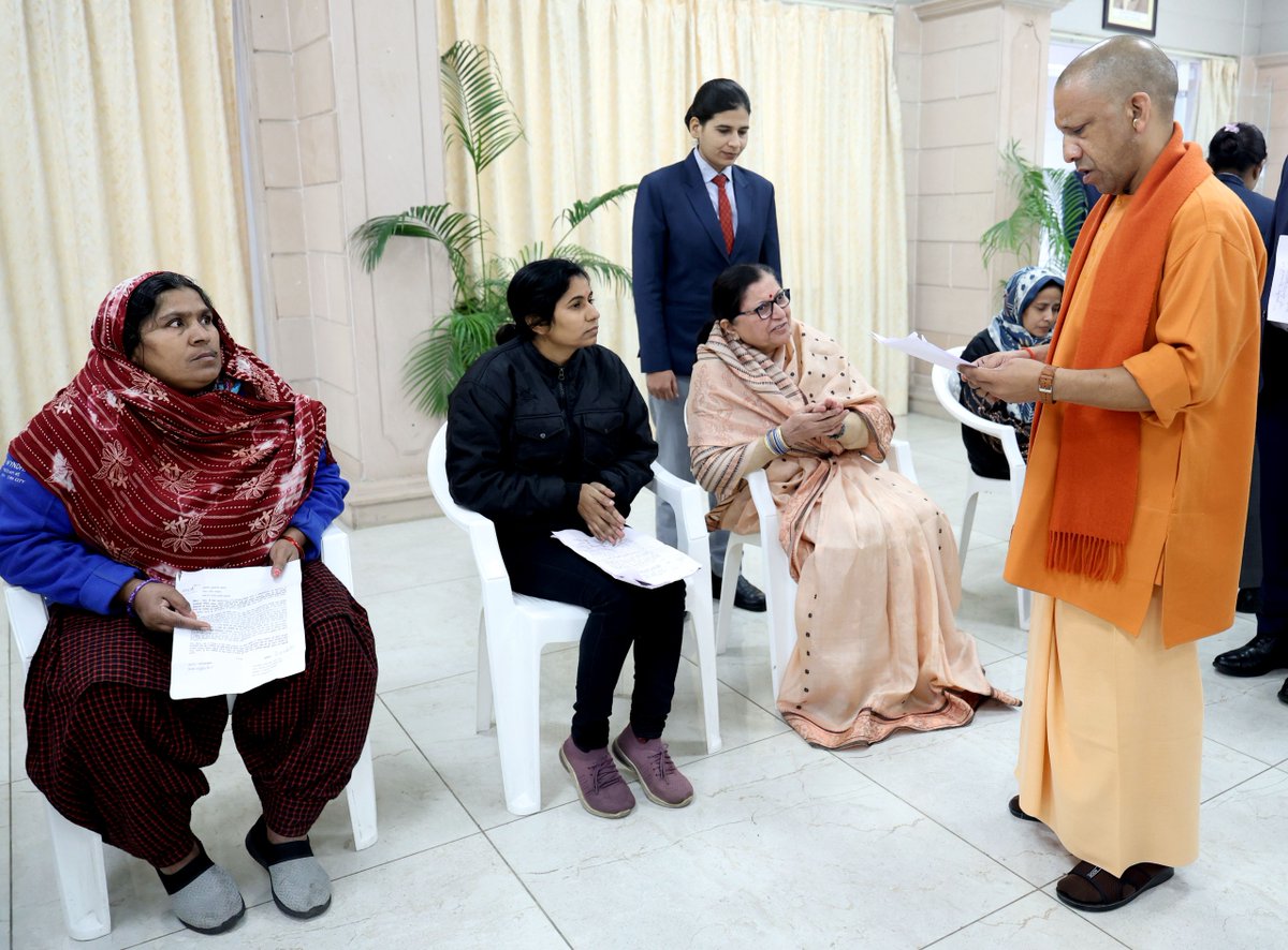 जन आशीर्वाद ही जनसेवा की शक्ति है।

आज मुख्यमंत्री <a href="/myogiadityanath/">Yogi Adityanath</a> जी ने लखनऊ स्थित अपने सरकारी आवास पर आयोजित ‘जनता दर्शन’ में विभिन्न जनपदों से आए लोगों की समस्याएं सुनीं।

मुख्यमंत्री जी ने संबंधित अधिकारियों को प्राथमिकता के साथ जन-समस्याओं के शीघ्र निराकरण के निर्देश दिए।