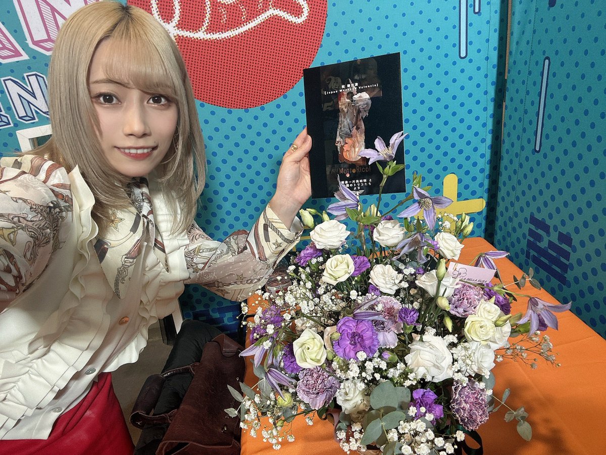 sasakirico's tweet image. Japan Weekend Valencia🌸Flower

楽屋花も!!トリコと一緒に旅をするりこちイラストや、お気に入りの写真を素敵に編集してくれてて嬉し🥰
サイン会や質問コーナーの時に近くに飾ってもらえたんだ〜！心まで華やかになりました！皆さん、本当にありがとうございます!!
#りこのトリコ