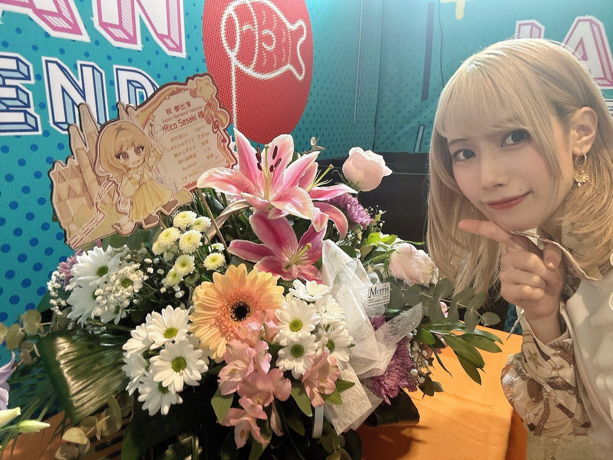 sasakirico's tweet image. Japan Weekend Valencia🌸Flower

楽屋花も!!トリコと一緒に旅をするりこちイラストや、お気に入りの写真を素敵に編集してくれてて嬉し🥰
サイン会や質問コーナーの時に近くに飾ってもらえたんだ〜！心まで華やかになりました！皆さん、本当にありがとうございます!!
#りこのトリコ