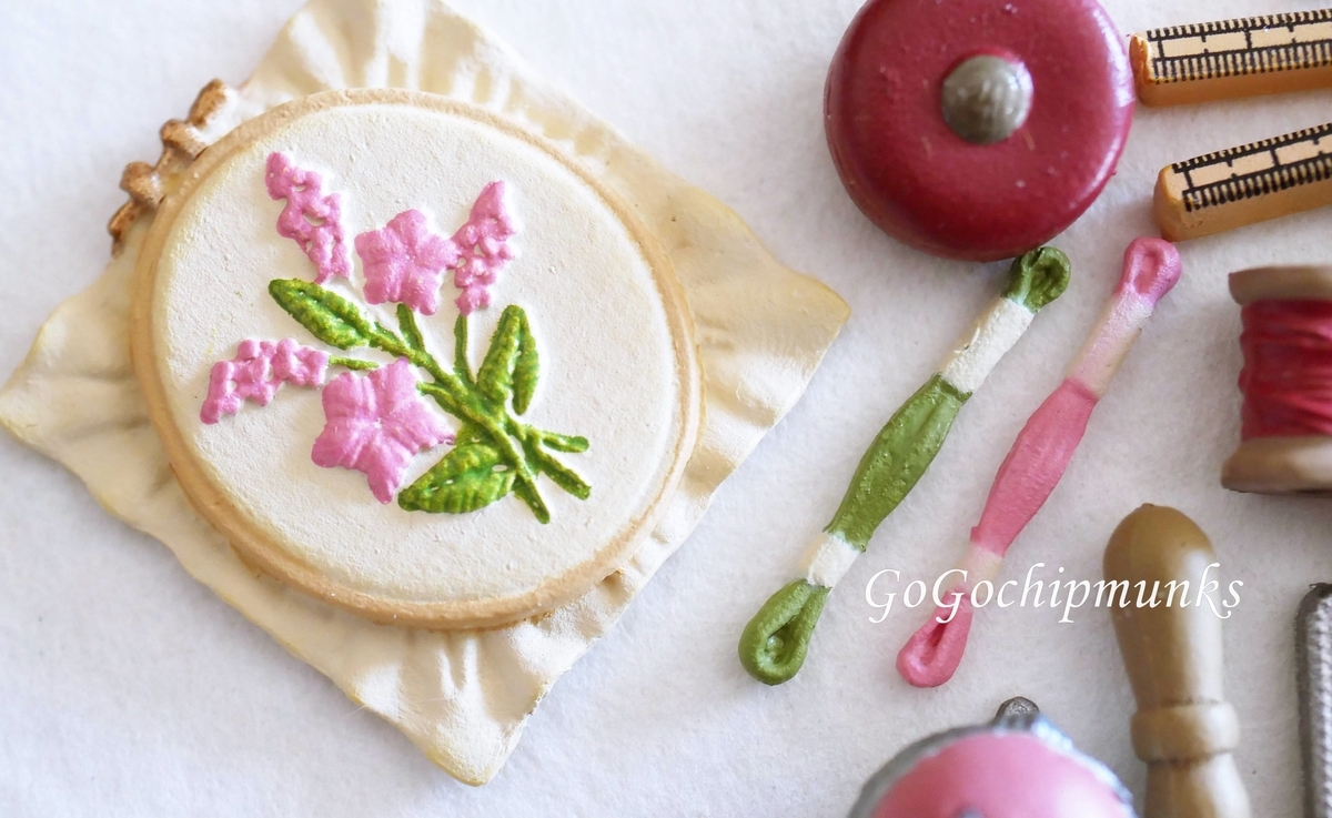 誰かがほんの少し席を外しただけのような、リアルな温かさのあるぷちサンプル。
母にとって、手仕事とは、ただ時間を費やすものではなく、心を豊かにする人生そのもの。

#ぷちサンプル　#おばあちゃんの手芸のお部屋　#ミニチュア家具
kawaiimono.hatenablog.com/entry/grandmas…