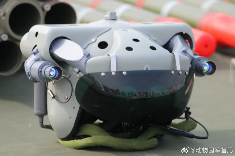 sohailahmedsa's tweet image. Helmet for the Chinese Z-10ME.
2 lenses like on the AH-64 Apache’s IHADSS (Integrated Helmet and Display Sighting System), difference being that the tubes are mounted on the upper side. The 2 external optics could be some sort of NVG.
(📸 Modern Chinese Warplanes)
#Z10ME #HMD