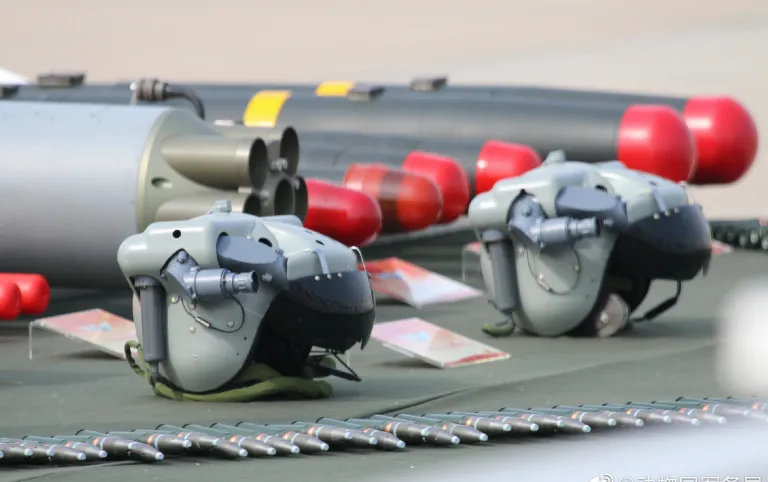 sohailahmedsa's tweet image. Helmet for the Chinese Z-10ME.
2 lenses like on the AH-64 Apache’s IHADSS (Integrated Helmet and Display Sighting System), difference being that the tubes are mounted on the upper side. The 2 external optics could be some sort of NVG.
(📸 Modern Chinese Warplanes)
#Z10ME #HMD