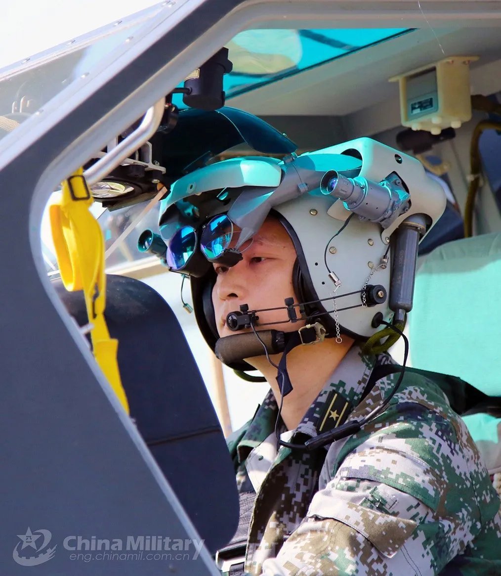 sohailahmedsa's tweet image. Helmet for the Chinese Z-10ME.
2 lenses like on the AH-64 Apache’s IHADSS (Integrated Helmet and Display Sighting System), difference being that the tubes are mounted on the upper side. The 2 external optics could be some sort of NVG.
(📸 Modern Chinese Warplanes)
#Z10ME #HMD
