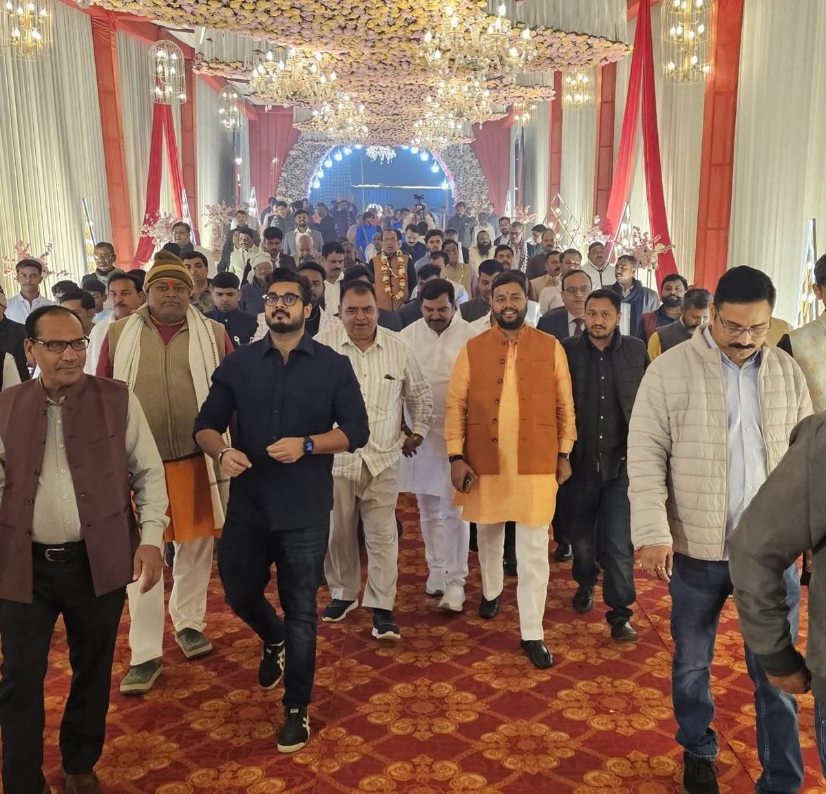 जिंदगी आसान नहीं- होती, इसे आसान बनाना पड़ता है,
 कुछ ' अंदाज, से कुछ नजर अंदाज से........