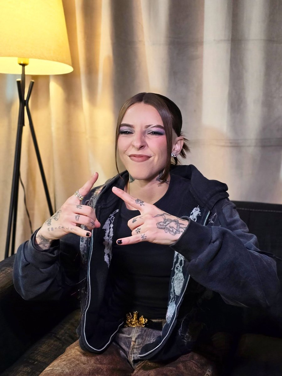 Post de apreciación de <a href="/itsyoungmiko/">it’s baby miko 💗</a> porque nos encantó platicar con ella. 💖🔝

👀 Al final te dejamos una sorpresa...
Pendiente de tu radio para participar por este gran regalo. 🎧🔥