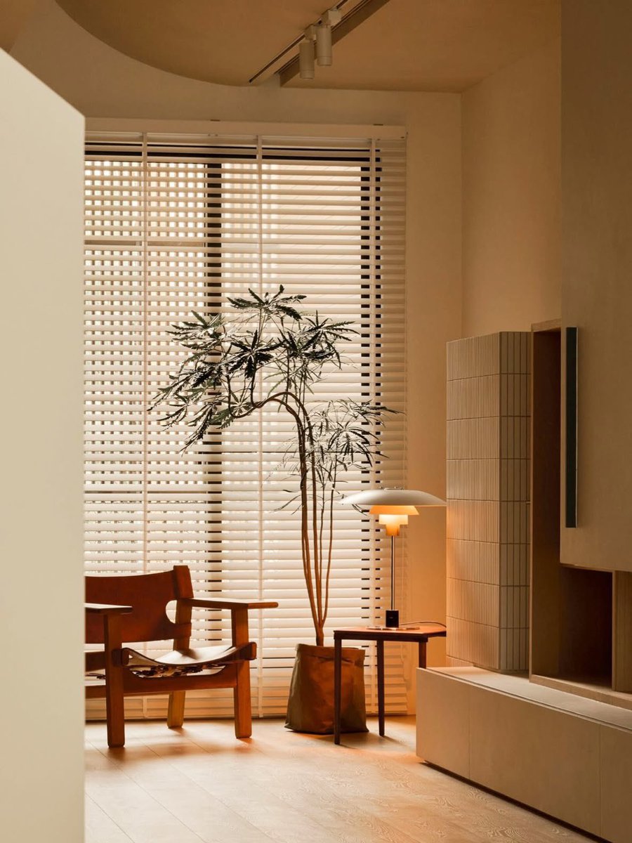 اشتغل على نفسك عشان إذا طحت تطيح واقف عشان تتعلم ماتستند على أحد عشان إذا بكيت ماتبكي على نفسك وضياع عمرك اشتغل على نفسك لدرجة إذا كنت وحدك أو معك أحد ماتفرق معك اليوم تتعب وتشقى بكره تنسى وتصير قوي لأن كثييييير وجودهم وتأثيرهم بحياتك صفر متعبين ومنهكين ولهم قابلية التخلي ✨