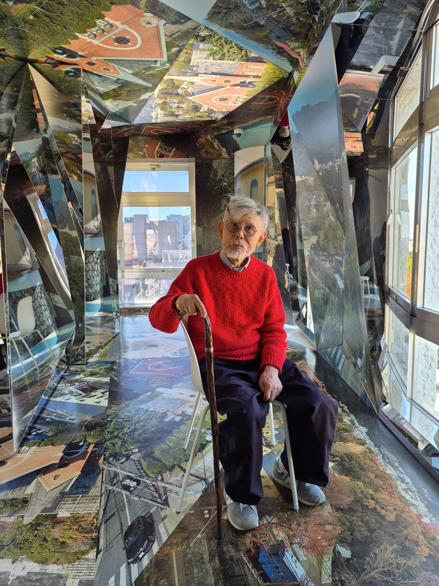 YTmocaStaff's tweet image. 詩人の高橋睦郎さんが来館され、「復活！ 横尾忠則の髑髏まつり」をご覧くださいました。

高橋さんは『三島由紀夫との六十年』という三島論を上梓したばかり。横尾さんにとって憧れの存在だった三島さんを紹介したのが高橋さんでした。
最近、横尾さんと再会して文通が始まったそうです📮