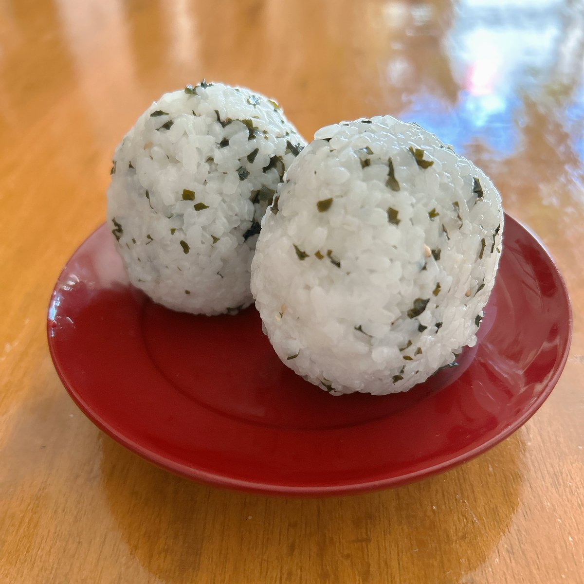 h_i_r_o_m_i_'s tweet image. 先日娘から聞いて驚愕したのが、お友だちの家ではみんなおにぎりをラップでにぎるということ😳家族用にも！？とびっくりしたのでInstagramでアンケートとったらやっぱりラップが1位でした。手がベタつかない、母親がやっていたからなど理由はいろいろ。なるほどと思った結果でした🥰

#OnigiriActhion