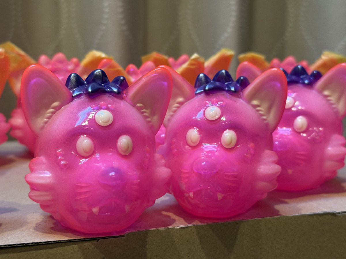 83torch's tweet image. #パペットルベロ 🐶🐶🐶
頭頂部の毛を塗装。
パテの自作マスクとマスキングテープで試行錯誤。いい感じです🥳✨
あとは、鼻とヒゲと黒目を塗るよ。
顔面部分は内側からの塗装を入れて不透明にしています。
後頭部付近の塗装は淡く、内部が透けるようになっています。
#TTEW