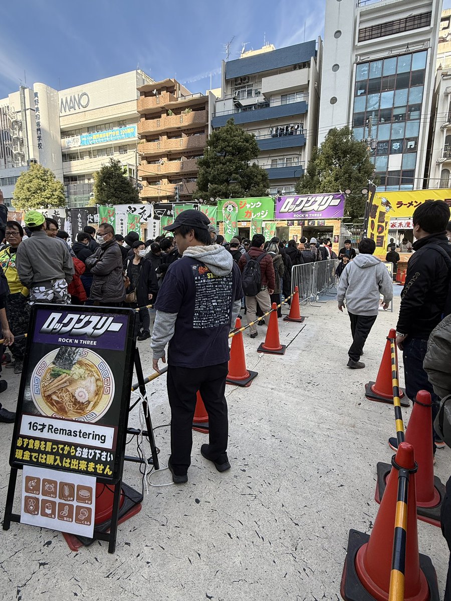 ロックンスリー@秋の新作ラーメン祭り　新宿大久保公園

16才Remastering

11時開始で10時過ぎから並んだけど事前にチケット買ってなかったので2時間少し並んだ