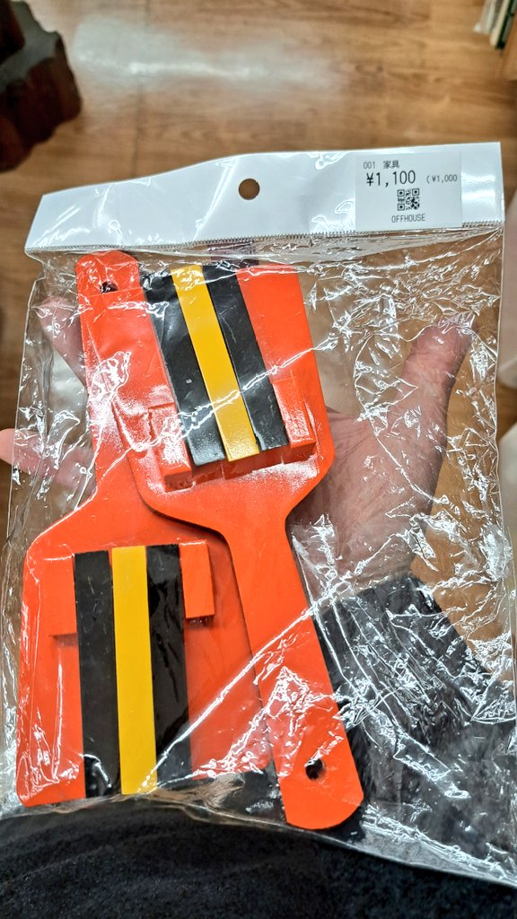 cyberzerosystem's tweet image. サイズ的にキッズ用？
リサイクルショップにきれいめの鳴子売ってる。