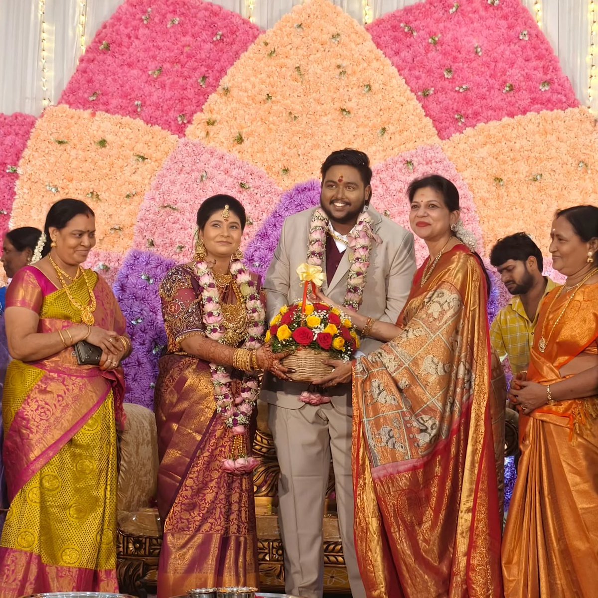 Narenkumar_Ravi's tweet image. சென்னை - பம்மல் பொழிச்சலூர் ஸ்ரீ கணேஷ் திருமண மண்டபத்தில் நடைபெற்ற PRS. சரவணராஜ் - ச.குமாரி தம்பதியரின் அன்பு மகனின் திருமணம் நிச்சயதாம்பூலம் நிகழ்ச்சியில் பங்கேற்று வாழ்த்திய சளமியா அன்புமணி அவர்கள்.

@Sowmiyanbumani #pmk #anbumaniRamadoss #WomenEmpowerment