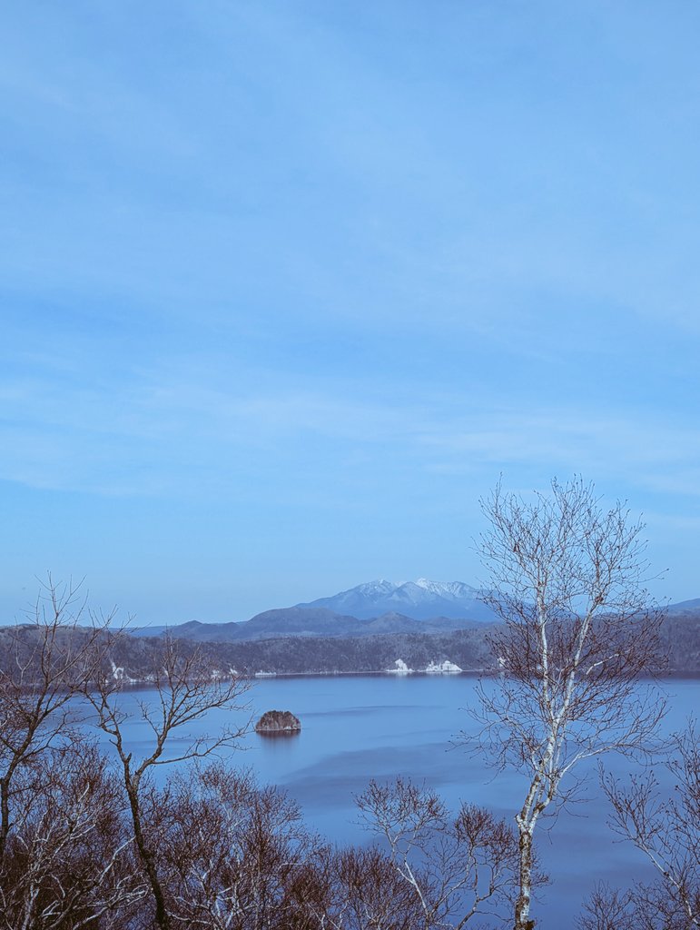 本日はきれいな青い湖と、雪を纏った斜里岳がきれいに映えています!!星空指数も今夜は100 !!!寒いですが一見の価値ありですよ😊良い1日を!!! #摩周湖 #道東三湖 #旅行 #北海道 #観光スポット #摩周湖硫黄山スカイロード