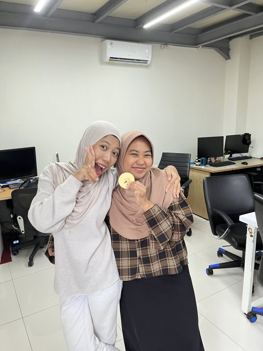 tiaractrr_'s tweet photo. tapi sedih juga berpisah dari temen temen kerja yang enak inii... https://t.co/BShY4p3Ld1