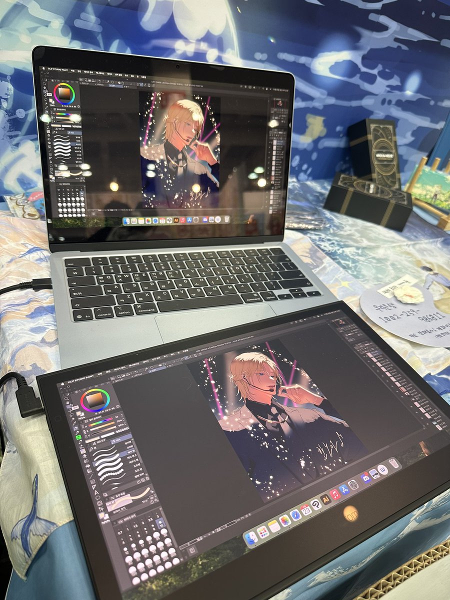 ryepe49's tweet image. 와콤 무빙크 내돈내산 후기
부일페에서 착한가격으로 구매해서 너무 좋게 사용해서 후기 남겨봐요. 
개인적으로 밖에서 이동형으로 작업하기 너무 좋습니다. 

저는 아이패드 보단 pc작업형이기도 하고
아이패드 색감이 붉은색 재현이 좀 덜되는거 같아서 불편한데 
무빙크에 노트북 연결해서 쓰기…