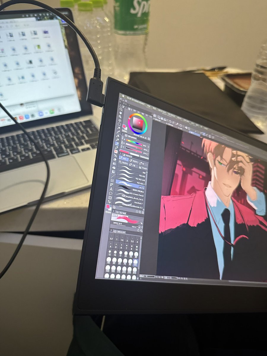 ryepe49's tweet image. 와콤 무빙크 내돈내산 후기
부일페에서 착한가격으로 구매해서 너무 좋게 사용해서 후기 남겨봐요. 
개인적으로 밖에서 이동형으로 작업하기 너무 좋습니다. 

저는 아이패드 보단 pc작업형이기도 하고
아이패드 색감이 붉은색 재현이 좀 덜되는거 같아서 불편한데 
무빙크에 노트북 연결해서 쓰기…