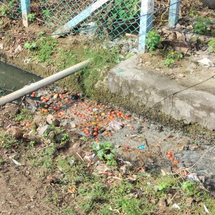 AsSan98mat01's tweet image. 🚨 @KanchiCollector  @CMOTamilNadu @Office_of_Udhay  @Chief_Secy_TN 
Garbage in open stormwater canal near #Ayyapanthangal #AnnaiStores #BharaniputhurRoad #RationShop = flood risk! Clean up NOW for public health &amp;amp; safety. #CleanTN #RoadSafety