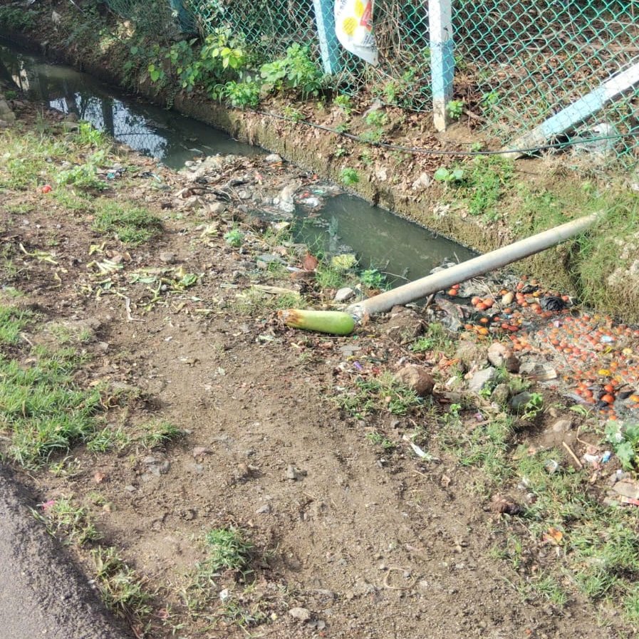 AsSan98mat01's tweet image. 🚨 @KanchiCollector  @CMOTamilNadu @Office_of_Udhay  @Chief_Secy_TN 
Garbage in open stormwater canal near #Ayyapanthangal #AnnaiStores #BharaniputhurRoad #RationShop = flood risk! Clean up NOW for public health &amp;amp; safety. #CleanTN #RoadSafety