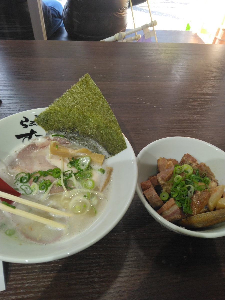 HirosimanCarp's tweet image. #らぁ麺すみれ堂
#北山田ラーメン
#朝ラーメン

☀三連休最終日(つд｀)

明日からの仕事に向け、すみれ堂さんへ🍜

限定🍥豚骨ラーメンとチャーシュー丼をいただきました❗❗

泡立白濁豚骨スープに麺が絡み
うまーい🙌

チャーシュー丼🍜と一緒に食べて❗❗
さらに
ばりうまじゃぁ～💯🙌