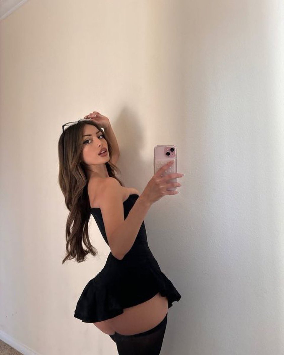 Hot Women Daily tweet media