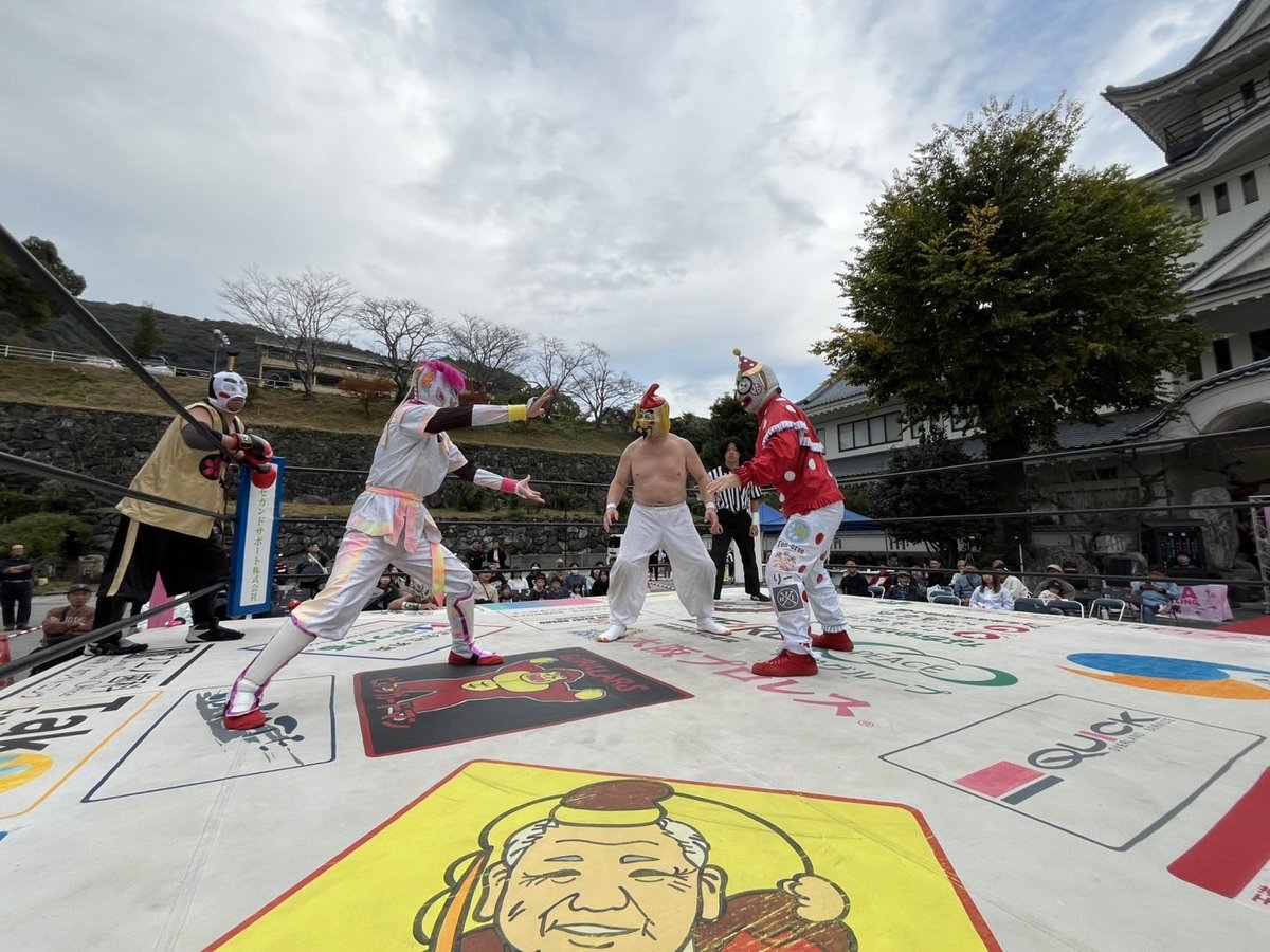 osakapro's tweet photo. 『大阪プロレス高知大会 “高知初上陸！！”』
第④試合
⚪︎ゼウス＆えべっさん＆くいしんぼう仮面
vs
ビリーケン・キッド＆救世忍者乱丸＆⚫︎大坂丈一郎

人生は祭！ゼウスが久々の試合で登場。先発はゼウスとビリー。強烈なチョップが響き、タックル一発で吹っ飛ばす圧巻の立ち上がり。
丈一郎とえべっさんの対面では、丈一郎が恒例の「どうも大坂丈一郎です！」でお客様を味方につけるも、えべっさんも「どうも商売繁盛です！」と応戦。UFOムーブで場内は早くも爆笑ムードに。

くいしんぼう仮面と乱丸のパートでは、くいしんぼう仮面が張り切りすぎて空回り。ニールキック宣言も逆に食らう始末で、悔しさの欽ちゃんジャンプが炸裂。
乱丸がゼウスを“デート”に誘って注意をそらす間に、くいえべは子どもたちから急所攻撃をもらい大ピンチ。
さらに乱丸の忍法・金縛りでレフェリーまで動けず混乱状態。
それでもゼウスが暴れ出す。ビリーをブレンバスターから逆エビ固めへつなぐ。
フォールをワンで返した撫で肩気味のえべっさん（やや受け）。首四の字の数珠つなぎはゼウスがまとめてひっくり返し、会場大盛り上がり。
くいしんぼう仮面の雪崩式フランケン、さらにケブラーダには大歓声！

乱丸の金縛りでケンスケは急所を蹴られ大ダメージ。しかしゼウスには金縛りが効かない！リングでは丈一郎がゼウスに土下座で許しを乞うも失敗。最後はゼウスのラリアットが炸裂し試合終了！