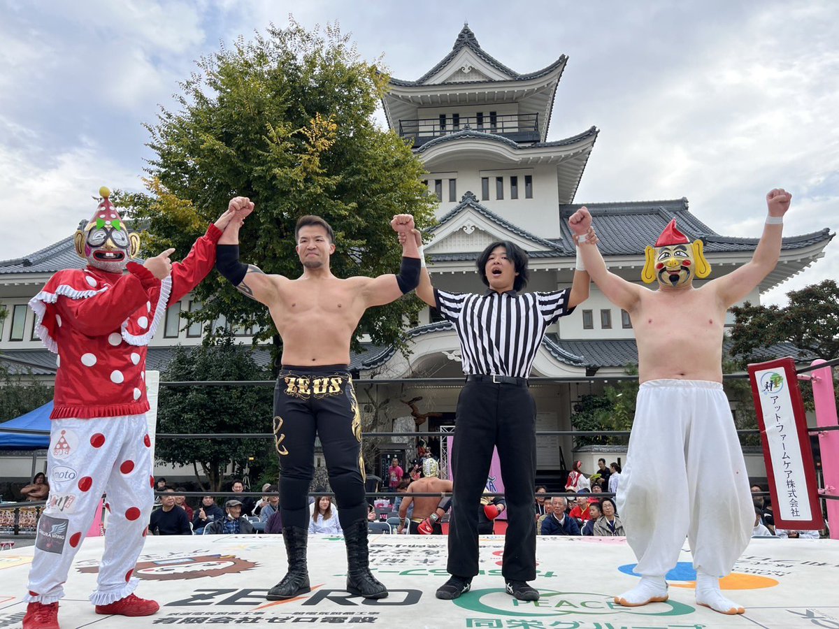 osakapro's tweet photo. 『大阪プロレス高知大会 “高知初上陸！！”』
第④試合
⚪︎ゼウス＆えべっさん＆くいしんぼう仮面
vs
ビリーケン・キッド＆救世忍者乱丸＆⚫︎大坂丈一郎

人生は祭！ゼウスが久々の試合で登場。先発はゼウスとビリー。強烈なチョップが響き、タックル一発で吹っ飛ばす圧巻の立ち上がり。
丈一郎とえべっさんの対面では、丈一郎が恒例の「どうも大坂丈一郎です！」でお客様を味方につけるも、えべっさんも「どうも商売繁盛です！」と応戦。UFOムーブで場内は早くも爆笑ムードに。

くいしんぼう仮面と乱丸のパートでは、くいしんぼう仮面が張り切りすぎて空回り。ニールキック宣言も逆に食らう始末で、悔しさの欽ちゃんジャンプが炸裂。
乱丸がゼウスを“デート”に誘って注意をそらす間に、くいえべは子どもたちから急所攻撃をもらい大ピンチ。
さらに乱丸の忍法・金縛りでレフェリーまで動けず混乱状態。
それでもゼウスが暴れ出す。ビリーをブレンバスターから逆エビ固めへつなぐ。
フォールをワンで返した撫で肩気味のえべっさん（やや受け）。首四の字の数珠つなぎはゼウスがまとめてひっくり返し、会場大盛り上がり。
くいしんぼう仮面の雪崩式フランケン、さらにケブラーダには大歓声！

乱丸の金縛りでケンスケは急所を蹴られ大ダメージ。しかしゼウスには金縛りが効かない！リングでは丈一郎がゼウスに土下座で許しを乞うも失敗。最後はゼウスのラリアットが炸裂し試合終了！