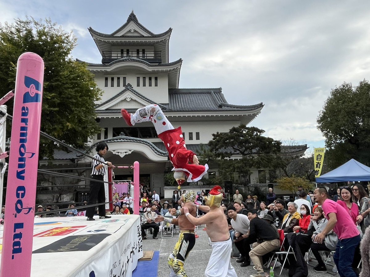 osakapro's tweet photo. 『大阪プロレス高知大会 “高知初上陸！！”』
第④試合
⚪︎ゼウス＆えべっさん＆くいしんぼう仮面
vs
ビリーケン・キッド＆救世忍者乱丸＆⚫︎大坂丈一郎

人生は祭！ゼウスが久々の試合で登場。先発はゼウスとビリー。強烈なチョップが響き、タックル一発で吹っ飛ばす圧巻の立ち上がり。
丈一郎とえべっさんの対面では、丈一郎が恒例の「どうも大坂丈一郎です！」でお客様を味方につけるも、えべっさんも「どうも商売繁盛です！」と応戦。UFOムーブで場内は早くも爆笑ムードに。

くいしんぼう仮面と乱丸のパートでは、くいしんぼう仮面が張り切りすぎて空回り。ニールキック宣言も逆に食らう始末で、悔しさの欽ちゃんジャンプが炸裂。
乱丸がゼウスを“デート”に誘って注意をそらす間に、くいえべは子どもたちから急所攻撃をもらい大ピンチ。
さらに乱丸の忍法・金縛りでレフェリーまで動けず混乱状態。
それでもゼウスが暴れ出す。ビリーをブレンバスターから逆エビ固めへつなぐ。
フォールをワンで返した撫で肩気味のえべっさん（やや受け）。首四の字の数珠つなぎはゼウスがまとめてひっくり返し、会場大盛り上がり。
くいしんぼう仮面の雪崩式フランケン、さらにケブラーダには大歓声！

乱丸の金縛りでケンスケは急所を蹴られ大ダメージ。しかしゼウスには金縛りが効かない！リングでは丈一郎がゼウスに土下座で許しを乞うも失敗。最後はゼウスのラリアットが炸裂し試合終了！