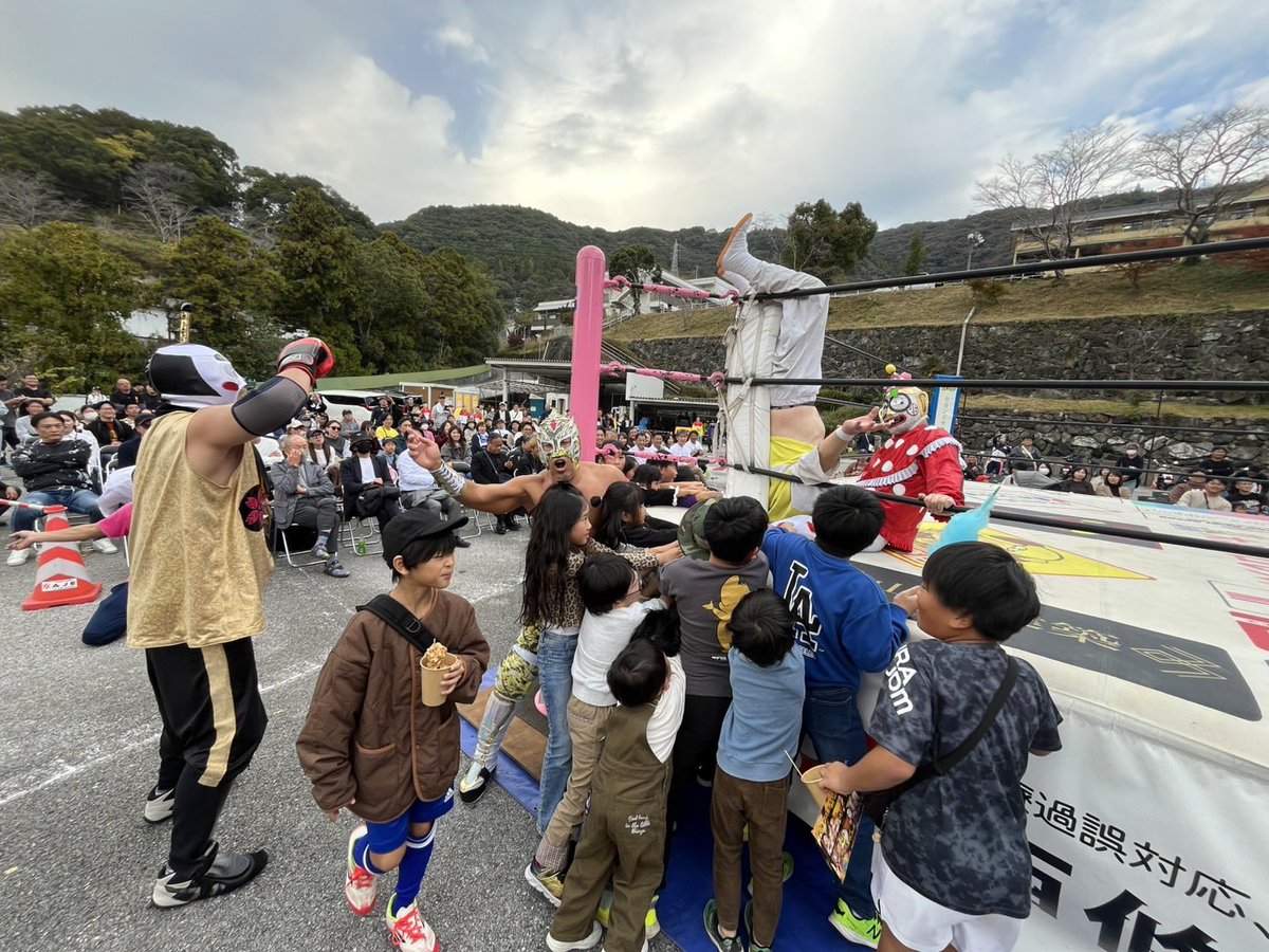 osakapro's tweet photo. 『大阪プロレス高知大会 “高知初上陸！！”』
第④試合
⚪︎ゼウス＆えべっさん＆くいしんぼう仮面
vs
ビリーケン・キッド＆救世忍者乱丸＆⚫︎大坂丈一郎

人生は祭！ゼウスが久々の試合で登場。先発はゼウスとビリー。強烈なチョップが響き、タックル一発で吹っ飛ばす圧巻の立ち上がり。
丈一郎とえべっさんの対面では、丈一郎が恒例の「どうも大坂丈一郎です！」でお客様を味方につけるも、えべっさんも「どうも商売繁盛です！」と応戦。UFOムーブで場内は早くも爆笑ムードに。

くいしんぼう仮面と乱丸のパートでは、くいしんぼう仮面が張り切りすぎて空回り。ニールキック宣言も逆に食らう始末で、悔しさの欽ちゃんジャンプが炸裂。
乱丸がゼウスを“デート”に誘って注意をそらす間に、くいえべは子どもたちから急所攻撃をもらい大ピンチ。
さらに乱丸の忍法・金縛りでレフェリーまで動けず混乱状態。
それでもゼウスが暴れ出す。ビリーをブレンバスターから逆エビ固めへつなぐ。
フォールをワンで返した撫で肩気味のえべっさん（やや受け）。首四の字の数珠つなぎはゼウスがまとめてひっくり返し、会場大盛り上がり。
くいしんぼう仮面の雪崩式フランケン、さらにケブラーダには大歓声！

乱丸の金縛りでケンスケは急所を蹴られ大ダメージ。しかしゼウスには金縛りが効かない！リングでは丈一郎がゼウスに土下座で許しを乞うも失敗。最後はゼウスのラリアットが炸裂し試合終了！