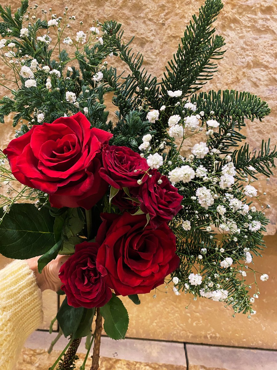 AFRIKA_ROSE's tweet photo. こんにちは🌲
六本木ヒルズのクリスマスマーケットが始まり、AFRIKA ROSEもグリーンが沢山入荷されクリスマスめいてきました！

もみの木のグリーン、赤バラのレッド、かすみ草のホワイトで合わせクリスマスらしさを✨クリスマスのプレゼントにもいかがでしょうか！

是非、ご来店お待ちしております。 https://t.co/nDuNSQGUce