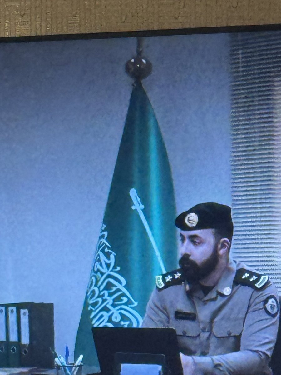 g2009h's tweet photo. @Gmedia_SA أود إفادتكم بأنه تم عرض مشهد في أحد المسلسلات المتوفرة على منصة شاهد يظهر فيه علم المملكة العربية السعودية مقلوبًا رأسًا على عقب، وهو ما يُعد مخالفة واضحة ويمس أحد أهم رموز الوطن.
راجياً منكم التكرّم باتخاذ ما ترونه مناسباً، ومراجعة المحتوى للتأكد من الالتزام بالضوابط وشكرا https://t.co/LLSgegZNKZ
