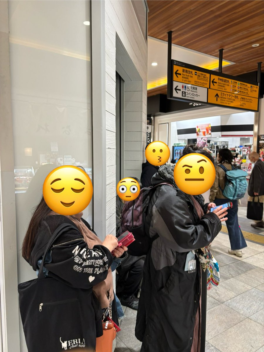FLYaska's tweet photo. 池袋に続いて新宿駅
13:30から販売開始の荻野屋創業140周年記念
「クリア峠の釜めし」
開始1時間前に来てみたら既に5人並んでてビックリァ！
新宿駅OHACOは12個限定だから間に合いました。
無事購入を終えてさらに衝撃！なんと新宿駅のOHACOが今月を以て閉店‼️😭
#oginoyaofficial 
#おぎのや
#OHACO https://t.co/YRHepNZtzJ