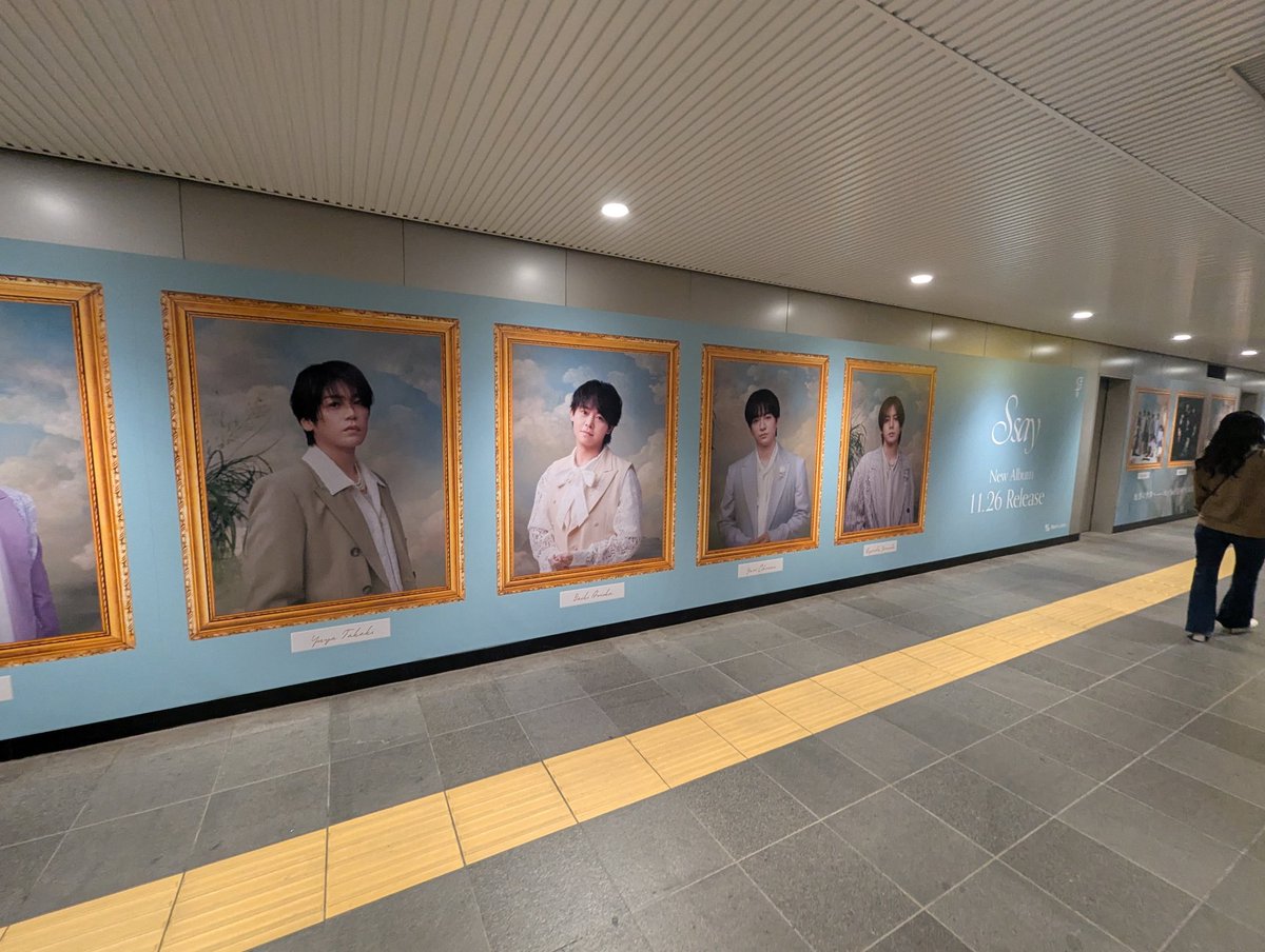 adbrex_'s tweet photo. 渋谷駅で遭遇、Hey! Say! JUMP 12枚目ニューアルバム「S say」の広告です。
駅構内の通路を挟み込むような形で展開してました。

まるでギャラリーに迷い込んだような鑑賞体験。
#HeySayJUMP #Ssay https://t.co/zLXkjwvdpQ