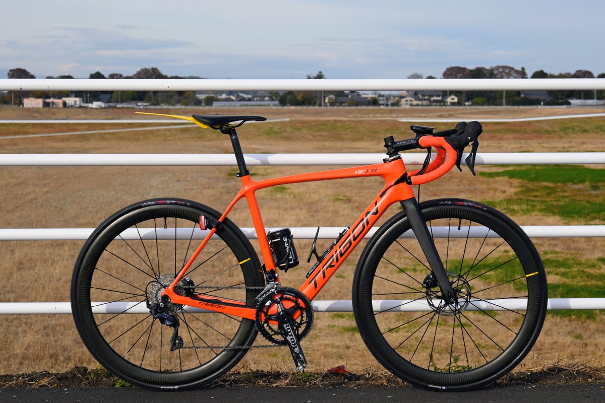 auto5cmf2's tweet image. というわけでイメチェンしてみたTRIGON RC1-D
リムハイト高くなったのにむしろハンドリングは軽くなった印象が？
Primeの時の巌のような直進安定性もあれはあれで好きだったんですけどねw