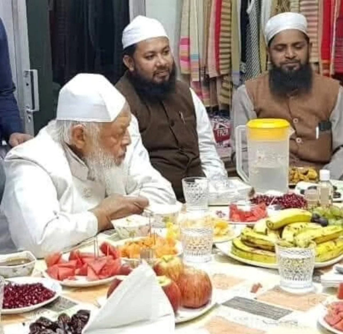 امیر الھند قائد ملّت جانشین شیخ الاسلام حضرتِ اقدس مولانا سید محمد ارشد مدنی صاحب دامت برکاتھم العالیہ استاذ حدیث و صدرِ المدرسین دارالعلوم دیوبند صدر جمعیۃ علماء ھند 
اللّٰہ تعالٰی حضرت کی عمر میں برکت عطاء فرمائیں ❣️