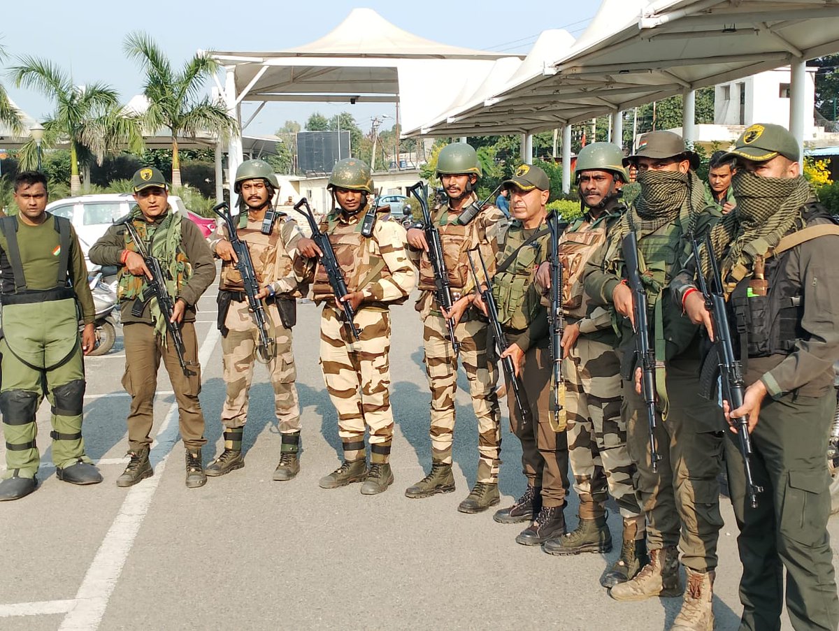 defenceattnews's tweet image. #CISF Leads Multi-Agency Mock Exercise at #Jammu Airport with SOG–JKP, #IAF, AAI, JKF&amp;amp;ES, GMC Medical Team, AAI Fire Services, BDDS &amp;amp; Dog Squad of CISF reflecting strong inter-agency Synergy and Operational efficiency.

#jammukashmir #Kashmir #mockdrill #Airport