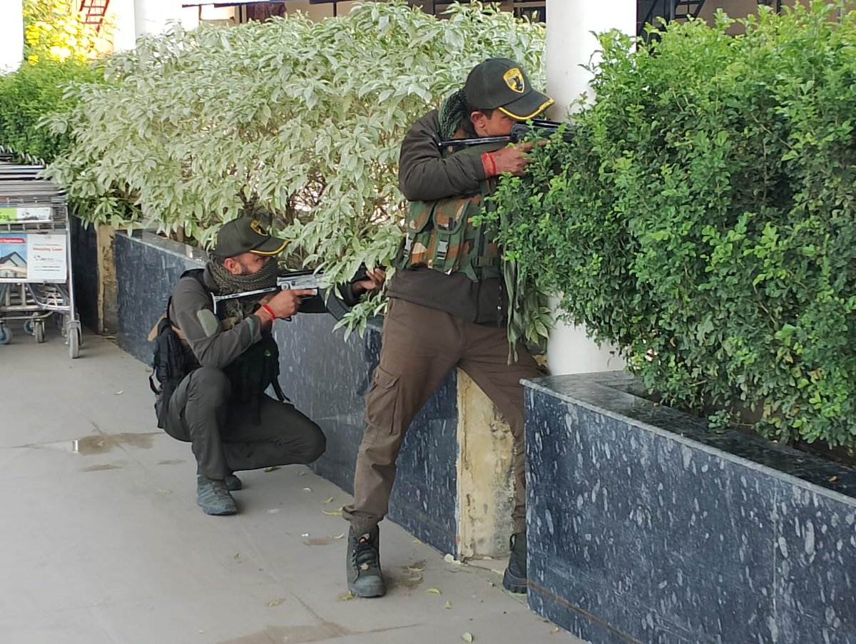 defenceattnews's tweet image. #CISF Leads Multi-Agency Mock Exercise at #Jammu Airport with SOG–JKP, #IAF, AAI, JKF&amp;amp;ES, GMC Medical Team, AAI Fire Services, BDDS &amp;amp; Dog Squad of CISF reflecting strong inter-agency Synergy and Operational efficiency.

#jammukashmir #Kashmir #mockdrill #Airport