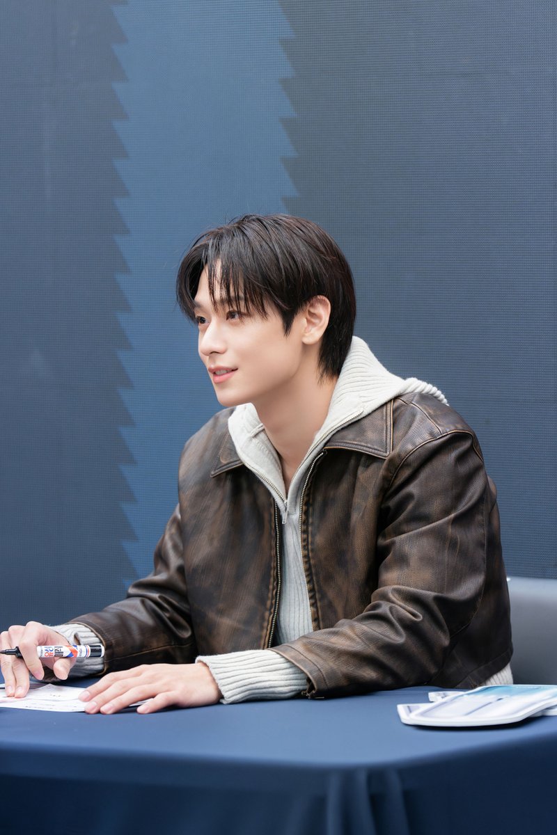 slist2015's tweet image. 더보이즈 주연, 리엔케이와 함께한 팬사인회 성료

#주연 #더보이즈 
#더보이즈주연 
#THEBOYZ 
#THEBOYZ_주연 #JUYEON
@THEBOYZ_officl
#리엔케이 #리엔케이X주연 
⬇️관련기사⬇️ 
slist.kr/news/articleVi…