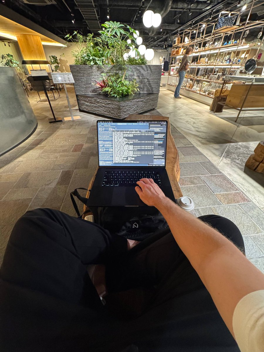 以第一人称视角，你正在打造一家人工智能初创公司，却因为日本一家咖啡馆下午6点关门而被赶了出来。