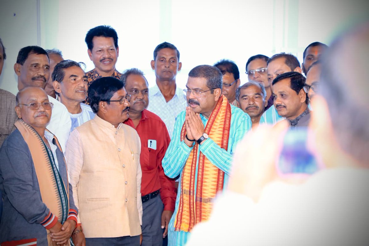 dpradhanbjp's tweet photo. ସମ୍ବଲପୁର ଠାରେ ଓଡ଼ିଶାର ବିଭିନ୍ନ ଜିଲ୍ଲାରୁ ଆସିଥିବା ଚଷା ସମାଜର ବନ୍ଧୁମାନଙ୍କୁ ଭେଟି ବିଭିନ୍ନ ବିଷୟରେ ଆଲୋଚନା କଲି । ରାଜ୍ୟରେ ଚାଷୀ ଭାଇ ଭଉଣୀମାନଙ୍କ ସମୃଦ୍ଧି, ଗ୍ରାମାଞ୍ଚଳରେ ଶିକ୍ଷା ଓ ସ୍ୱାସ୍ଥ୍ୟସେବାର ଉନ୍ନତି ଏବଂ ଯୁବପିଢ଼ି ପାଇଁ ରୋଜଗାର ଓ ଦକ୍ଷତା ବିକାଶ କାର୍ଯ୍ୟକ୍ରମକୁ ଆଗେଇ ନେବାରେ କାମ କରୁଥିବା ଏହି ସଂଗଠନର ପ୍ରୟାସ ବହୁତ ପ୍ରଶଂସନୀୟ ।