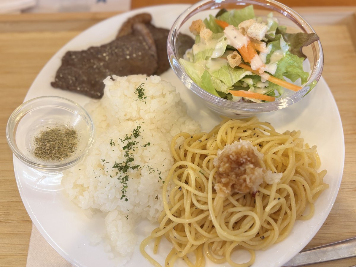 aochann_a's tweet photo. スペシャルプレート #BESTKITCHEN 松本駅前
裏メニュー?ペペロンチーノ風パスタと信州牛とサラダがのってる。お肉は野沢菜塩で!ご飯は無料で大盛にしてくれる。 https://t.co/khJGJE3DLm