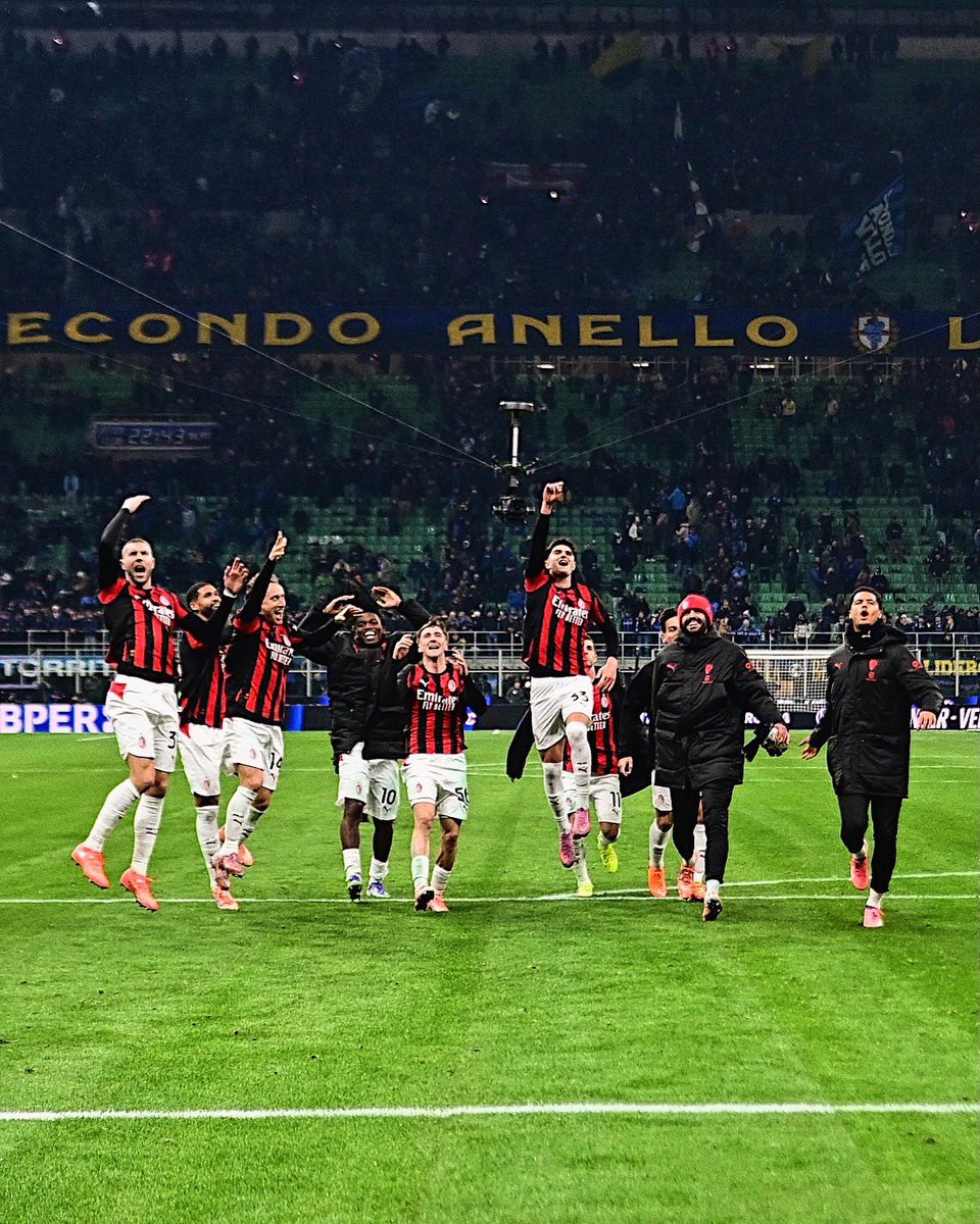 SavageFootballl's tweet image. Derby Milan, berakhir dgn warna merah sebagai pemenang. Kedua tim saling "mematikan" pemain kunci masing masing lawan. Bagaimana jalannya laga?

Big thanks buat yg sudah retweet