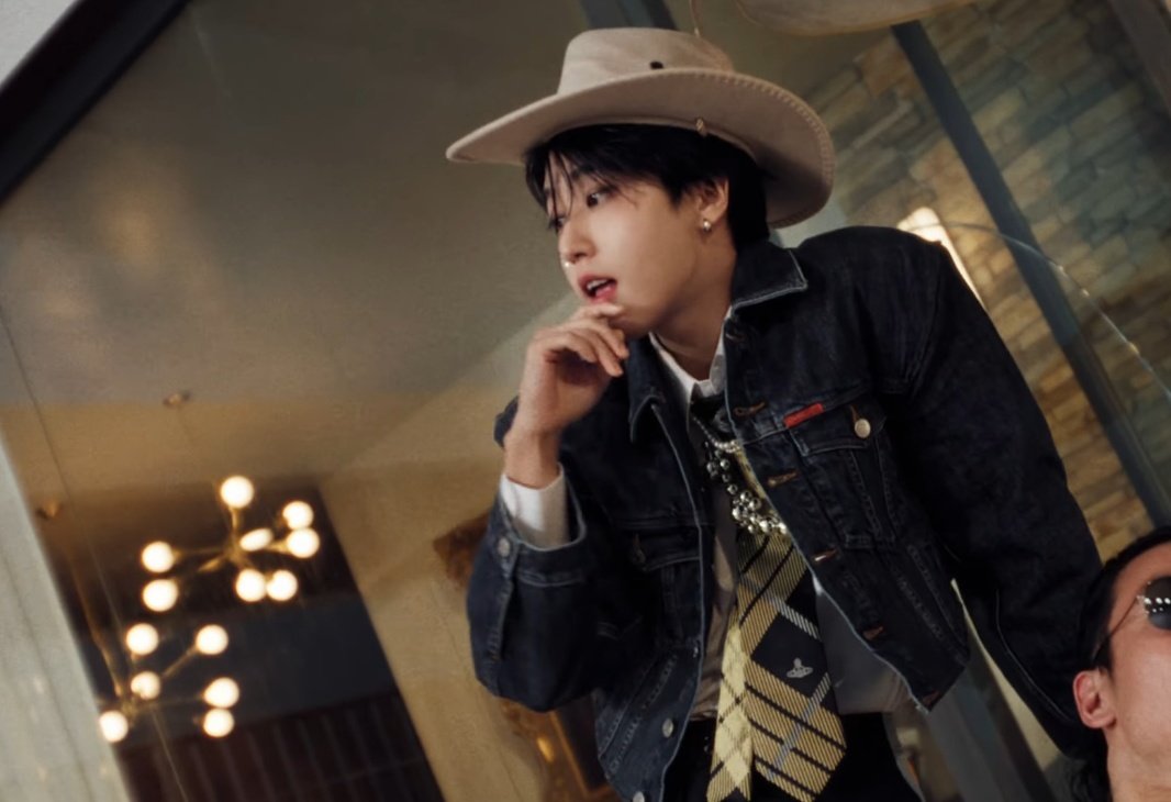 moonlightmino's tweet image. jisung looks so good even for such unserious and fun mv 😭

DO IT OVERDRIVE MV OUT NOW
#StrayKids_Do_It_Remixes
#Do_It_OverdriveVersion