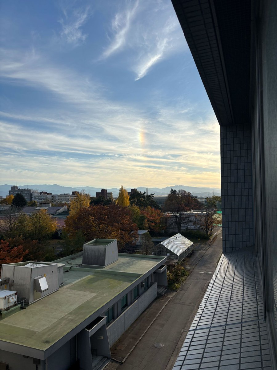 metLabToyama's tweet photo. 昨日、研究室から見事な「幻日」が見えました🫣

いい研究成果が出そうな予感...✨
普段はデータやプログラムとにらめっこしておりますが、いい景色がみえるといいリフレッシュになりますね

皆さんのところからは見えましたか？👀
(カナ) https://t.co/AUfbJVDy7Y