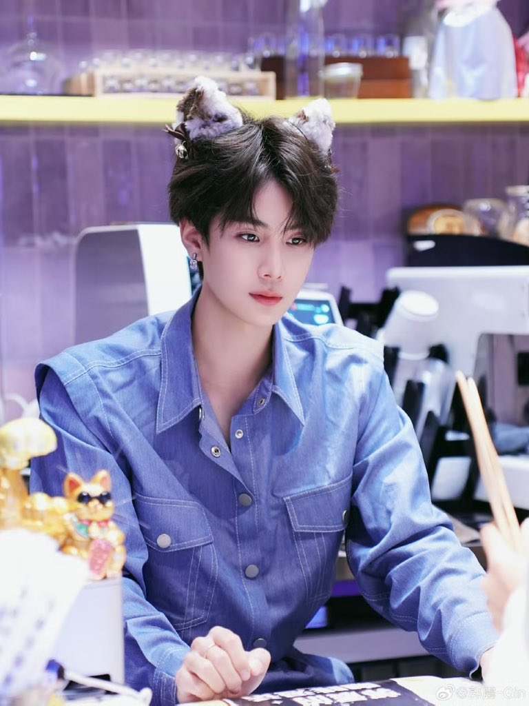 guobao020811's tweet image. 궈쩐 웨이보 업뎃 ㅅㅂ 고양이 머리띠 미쳤냐 😭😭😭 #郭震 #グオジェン