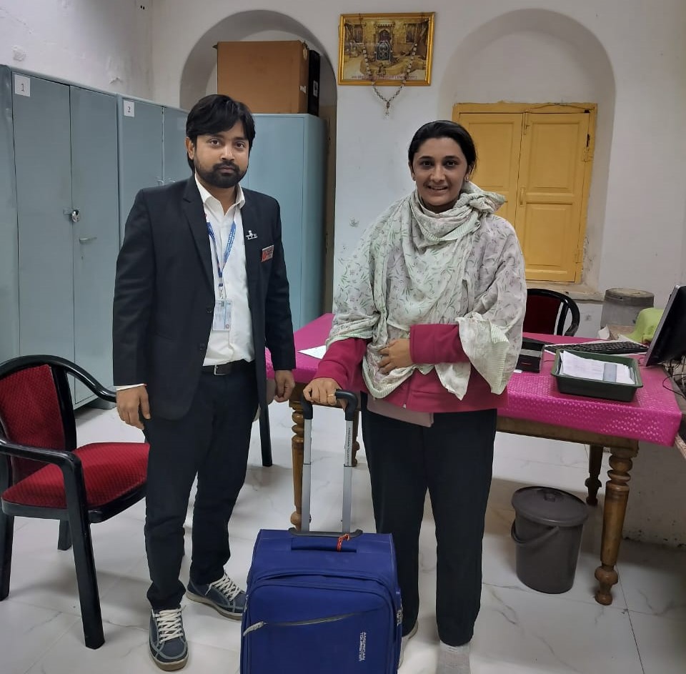 दिनांक 23.11.2025 को गाड़ी संख्या 19252 (ओखा–वेरावल एक्सप्रेस) में एक महिला यात्री का नीले रंग का ट्रॉली बैग छूट गया था।

ऑन-ड्यूटी टीटीई श्री रंजन कुमार सिंह ने तत्परता एवं संवेदनशीलता दिखाते हुए यात्री से संपर्क कर बैग को सुरक्षित रखकर सत्यापन उपरांत वापस सुपुर्द किया।

पश्चिम